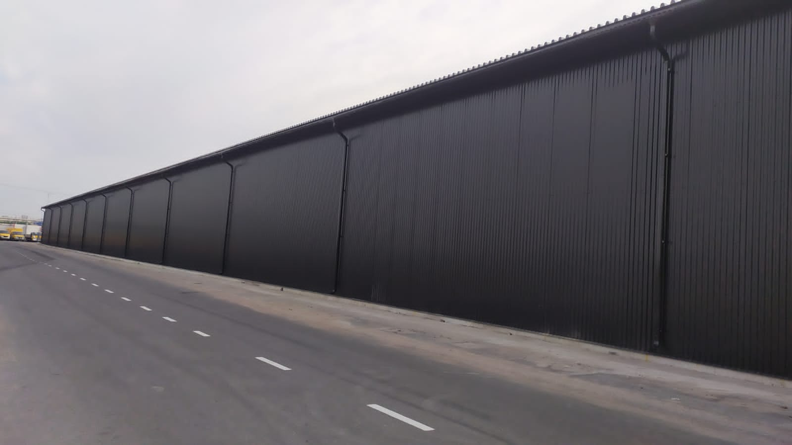 Монтаж водосточной системы на самонесущий склад