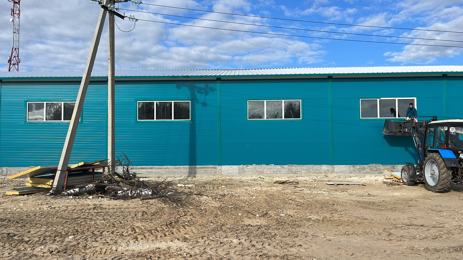 Установка оконных проёмов на ангаре из ЛСТК