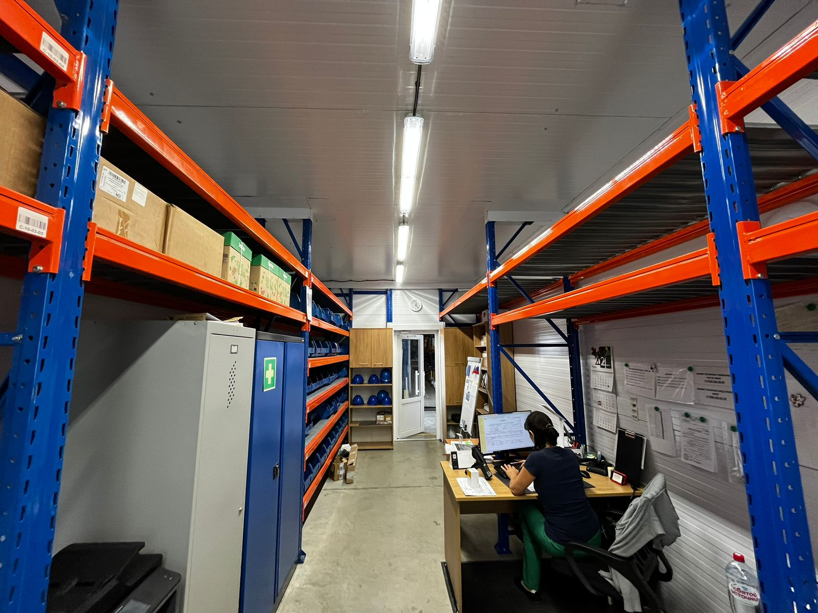 Устройство комнаты для работы персонала в самонесущем складе