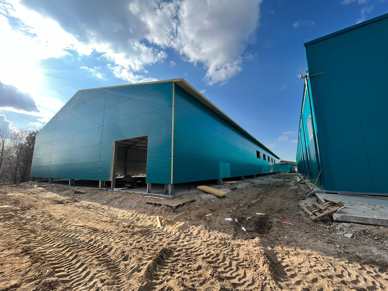 Монтажные работы по обшивке самонесущего склада сэндвичем