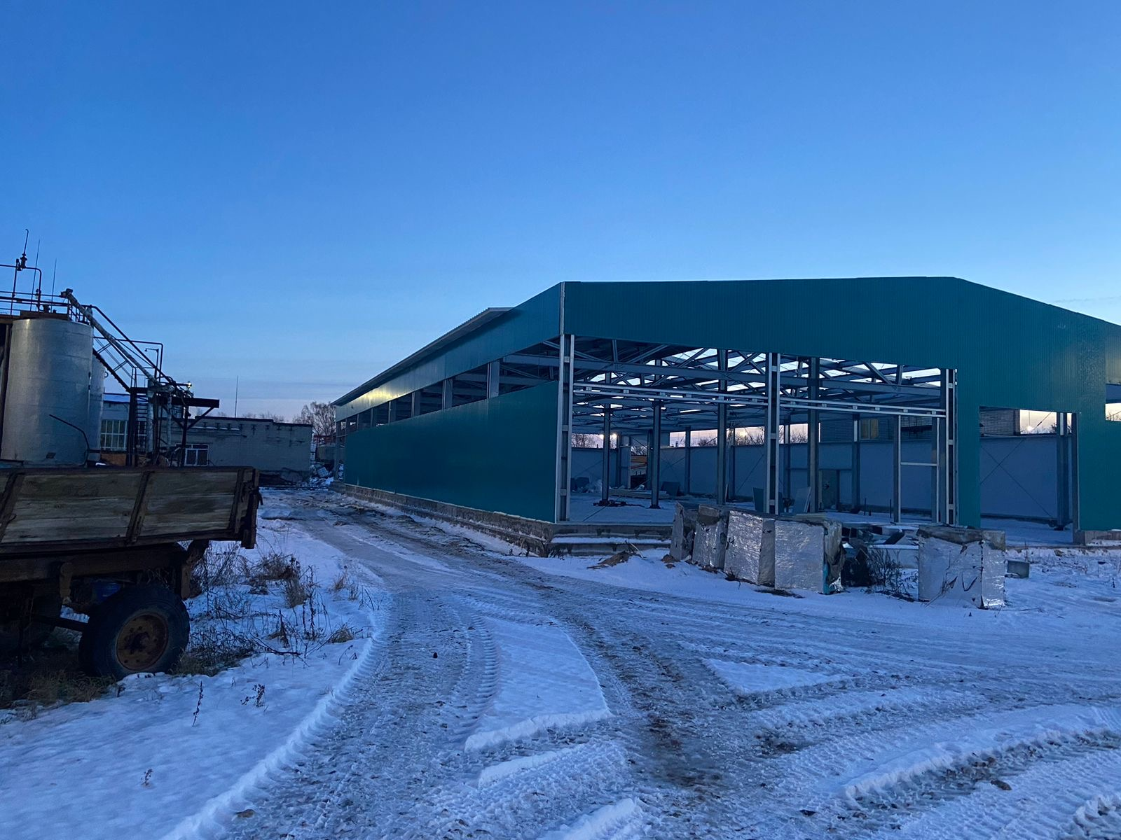 Монтаж сэндвич-панелей на ангар из ЛСТК