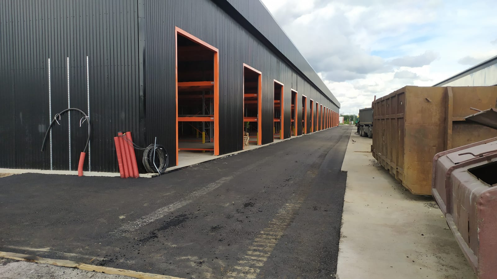 Установка фасонных элементов на самонесущий склад