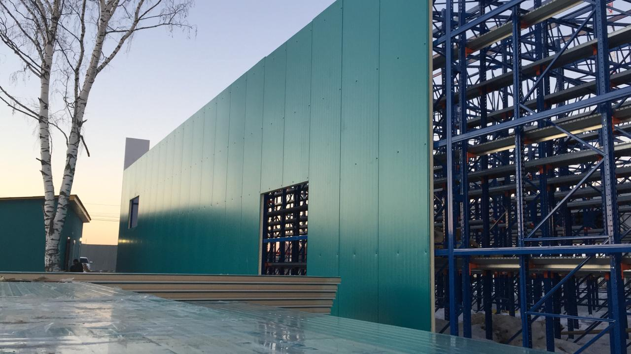 Выполнение работ по обшивке сэндвич-панелями снс склада