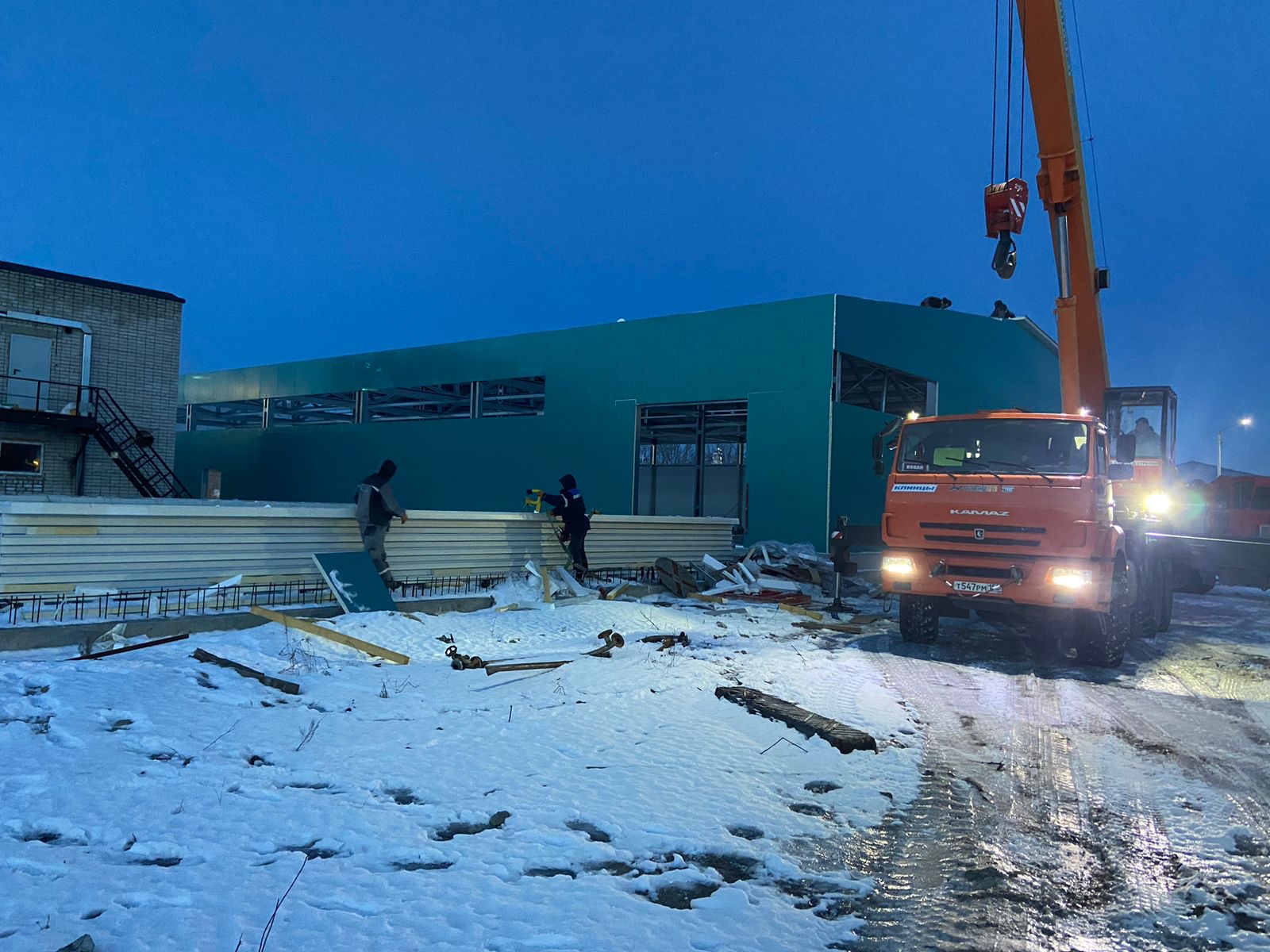 Выполнение работ по установке сэндвич-панелей на ангаре из ЛСТК