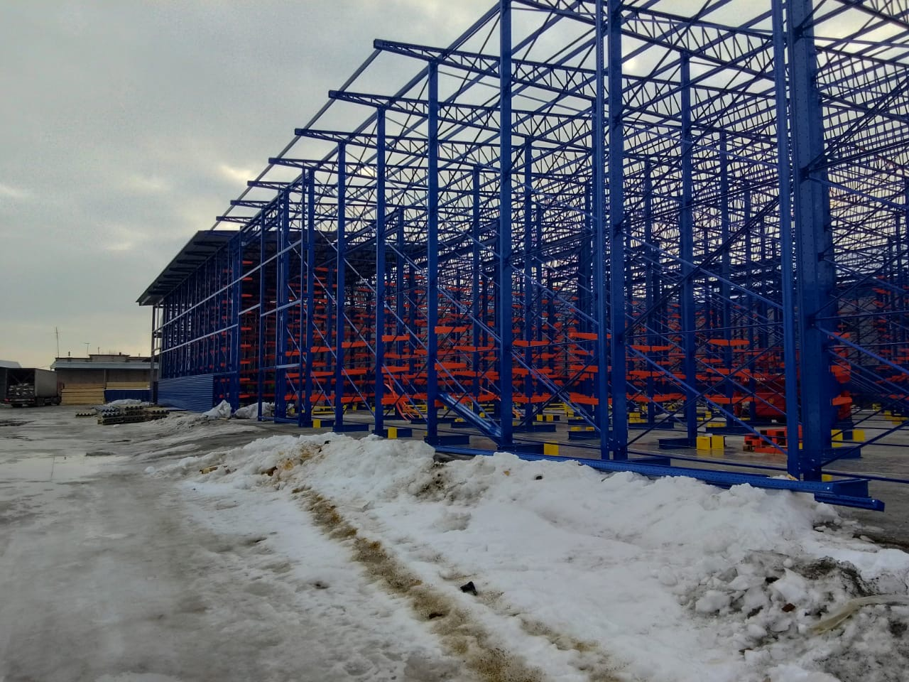 Работы по обшивке самонесущего склада профлистом