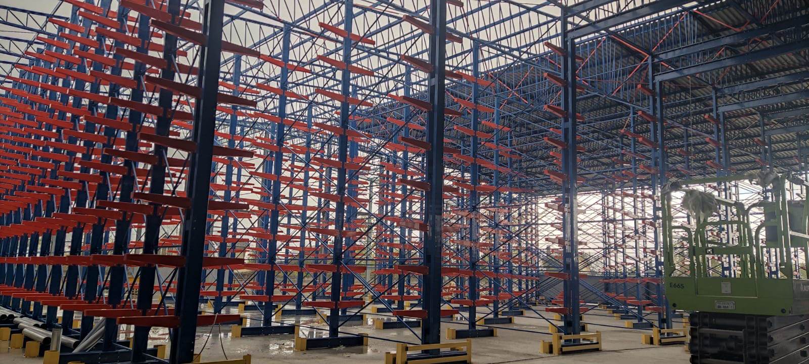 Монтаж рабочей зоны самонесущего склада