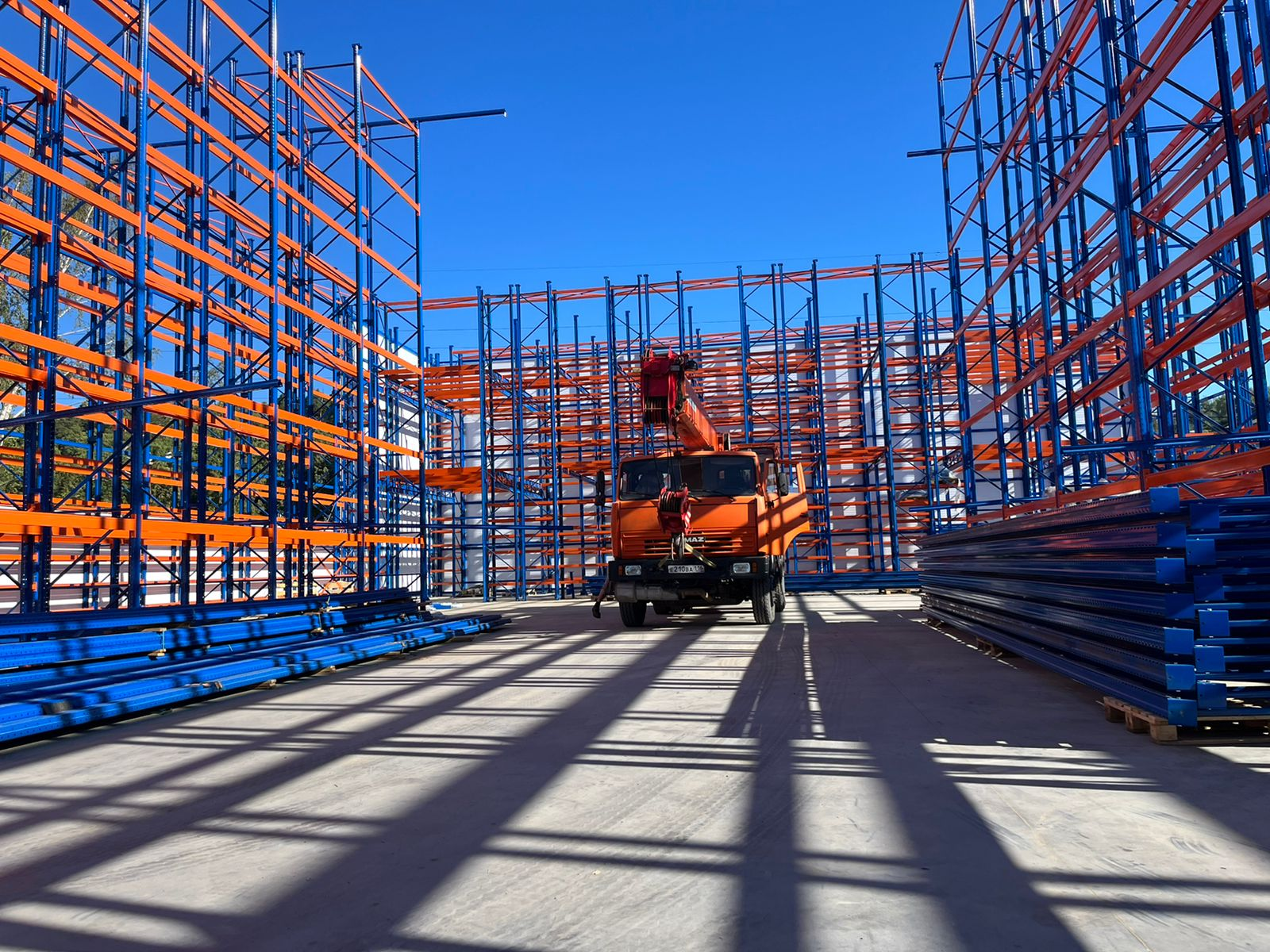 Высотные работы по сборке склада с применением техники