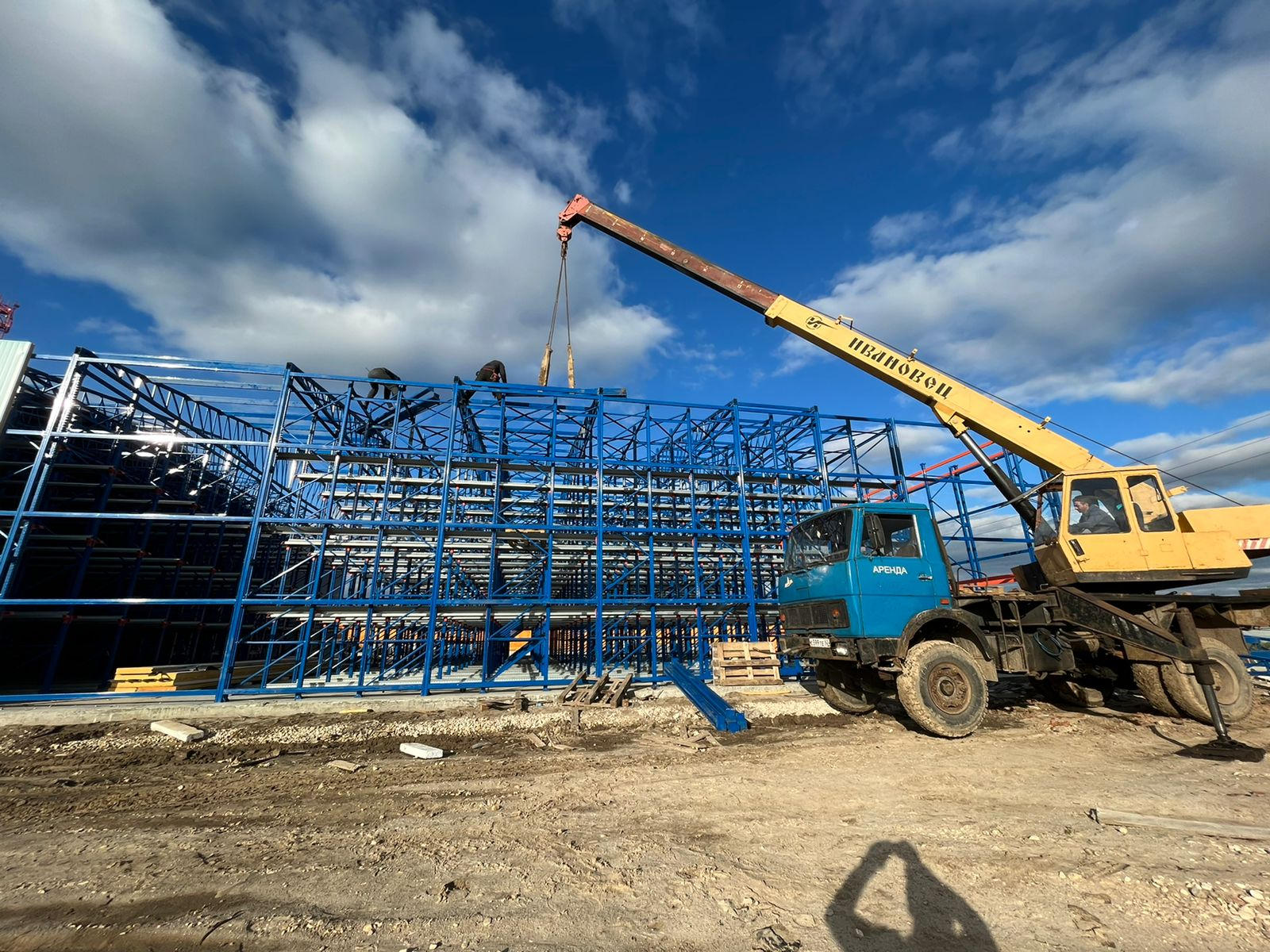 Сборка кровли самонесущего склада