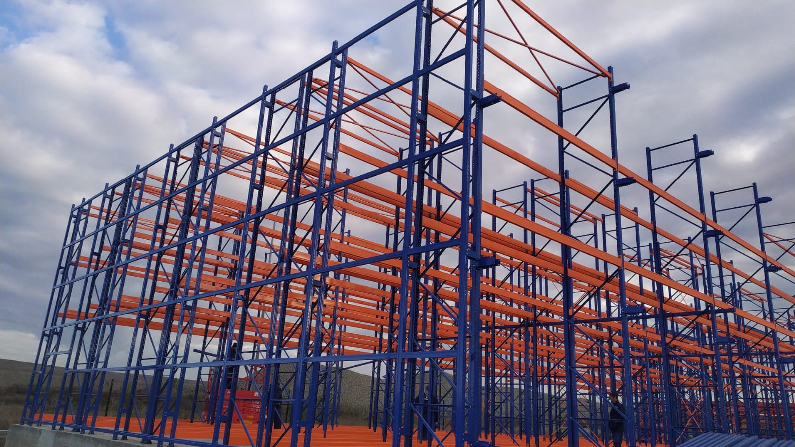Сборка каркаса самонесущего склада
