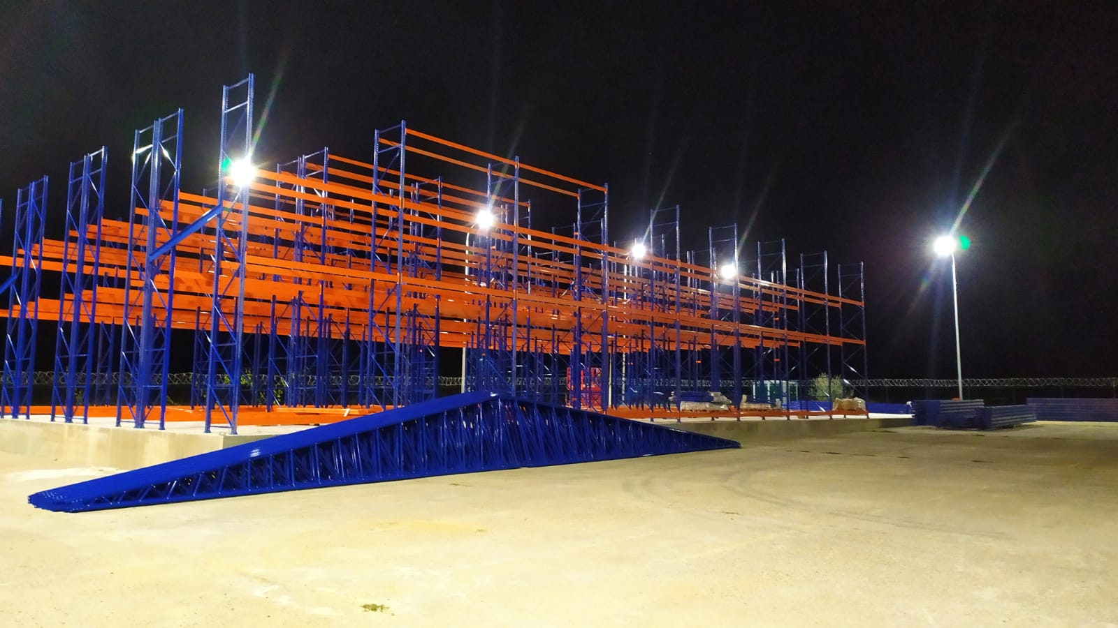 Выполнение работ по установке самонесущего склада