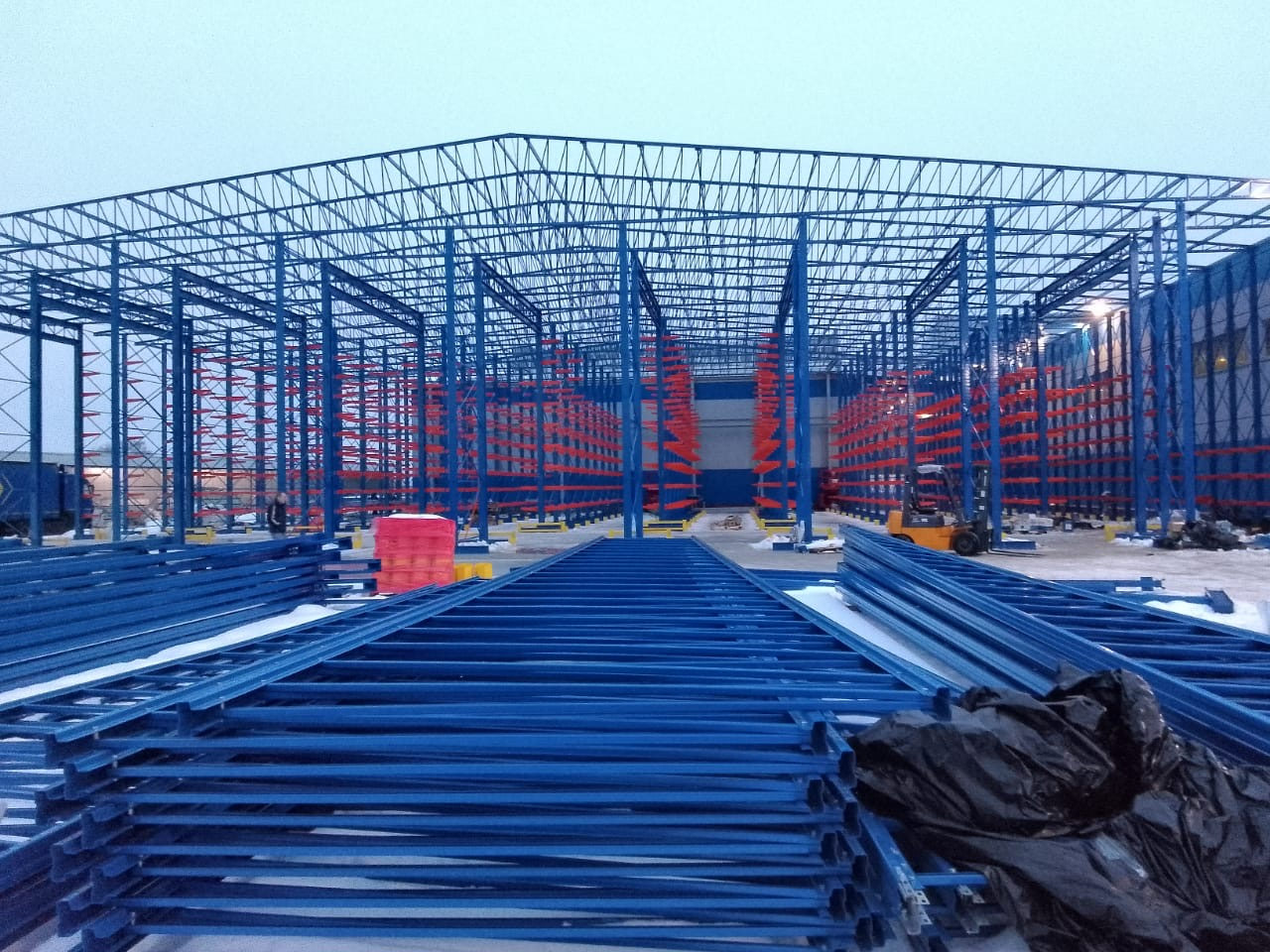 Строительство каркаса самонесущего склада на консольных стеллажах