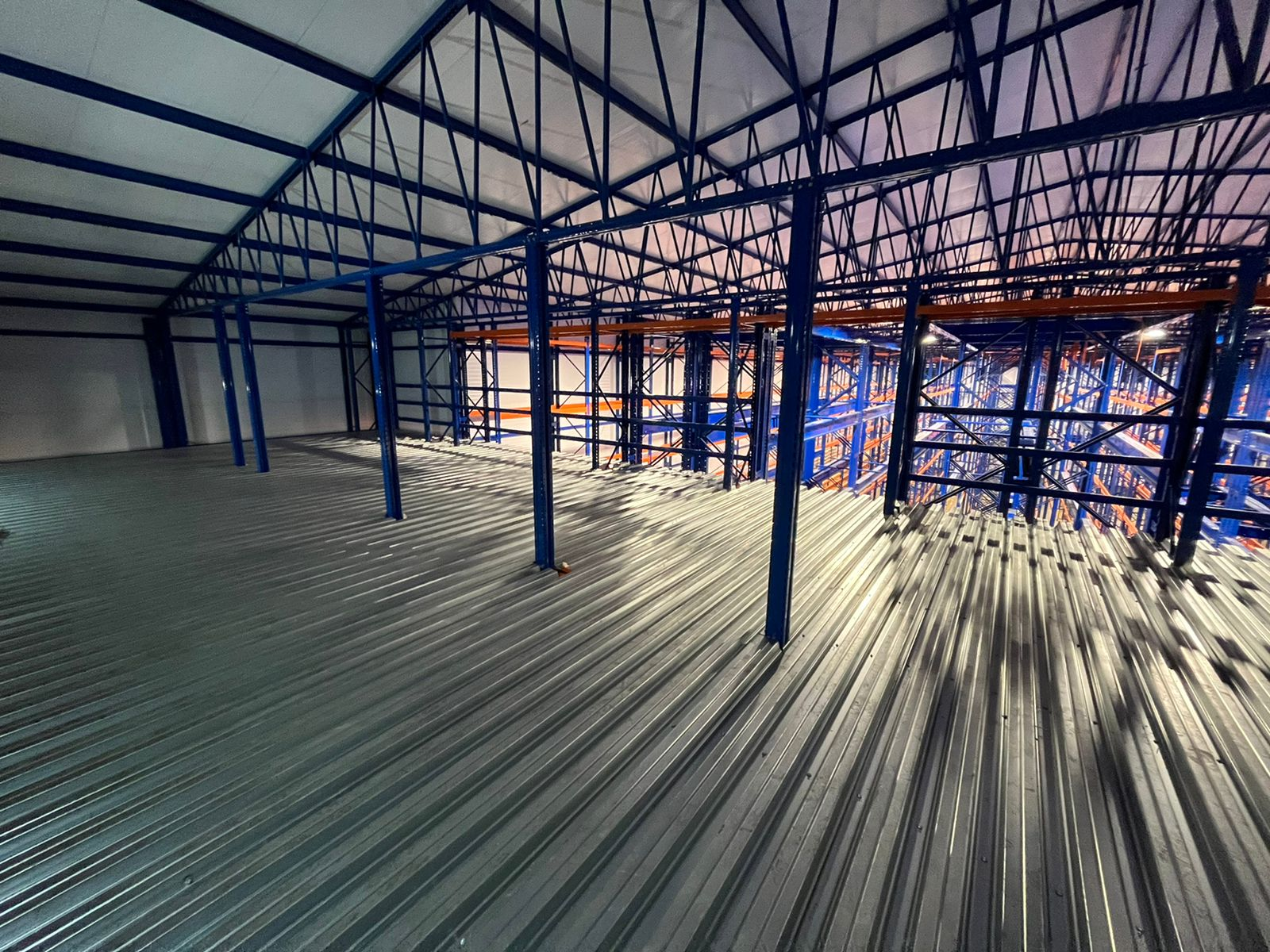 Работы по устройству полов внутри снс склада