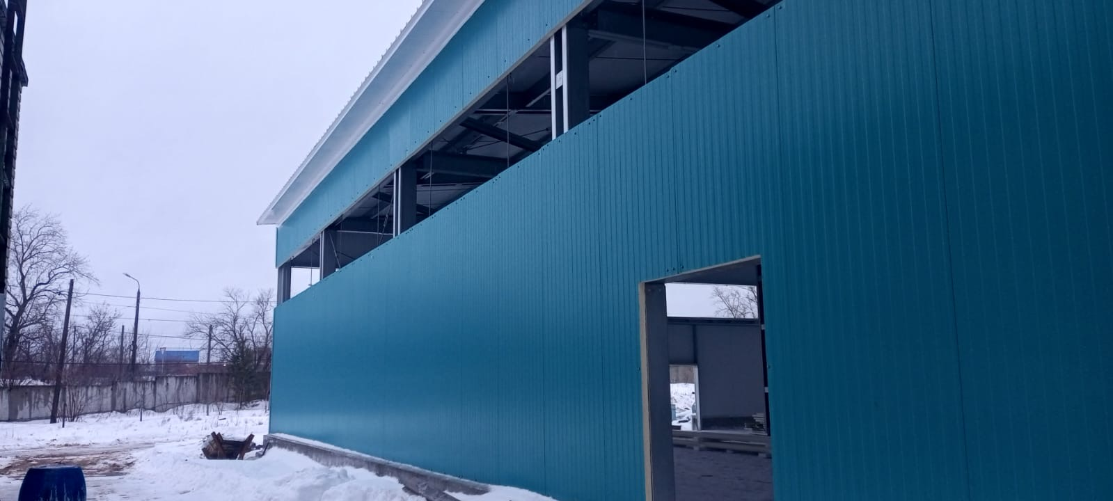 Устройство оконных и дверных проёмов из сэндвич-панелей на ангаре из ЛСТК