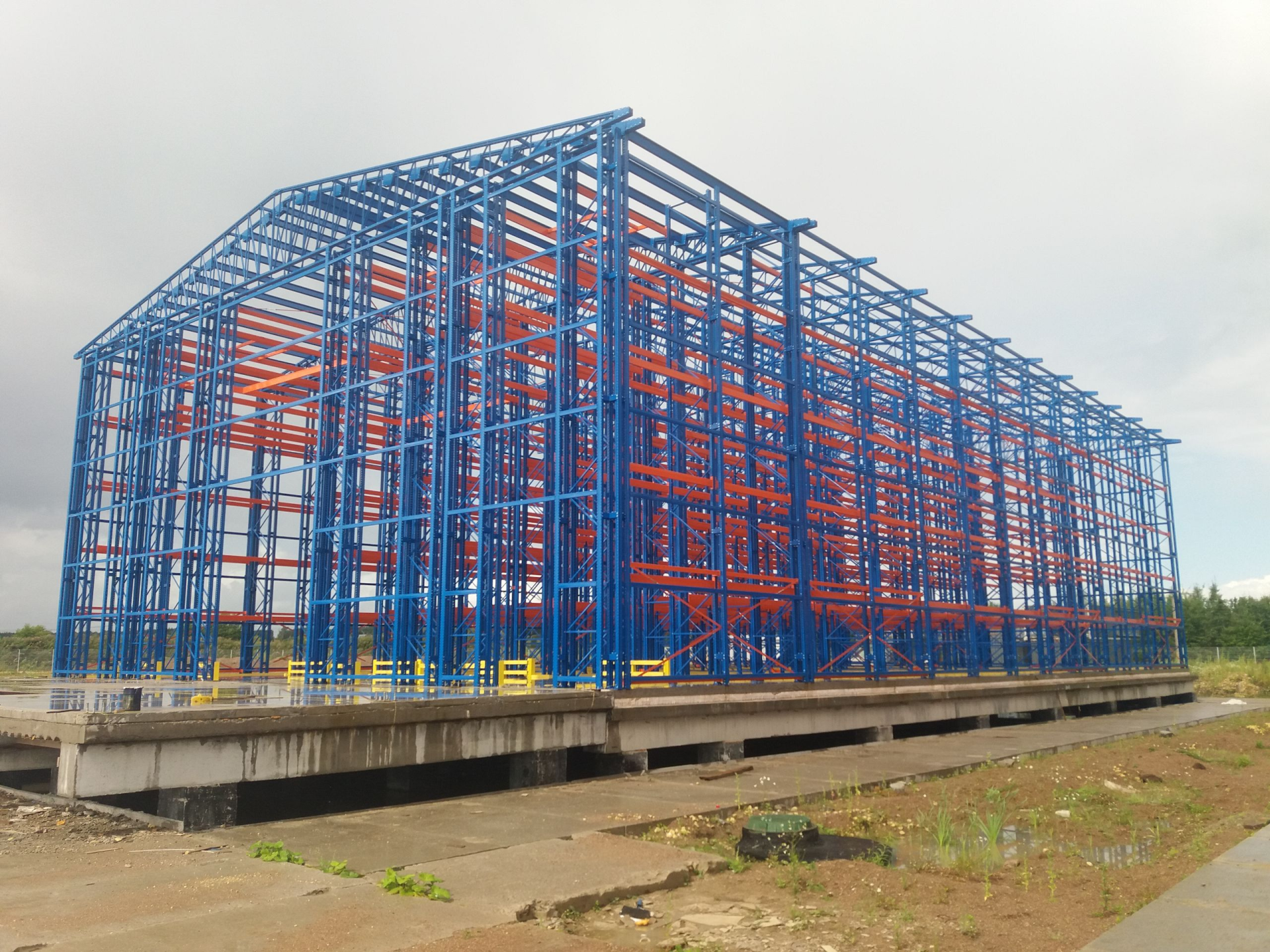 Самонесущий склад высотного хранения