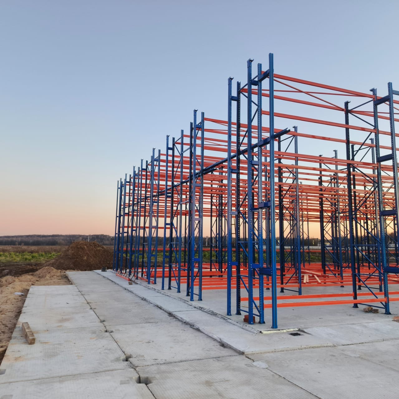 Выставление каркаса склада на самонесущих фронтальных стеллажах