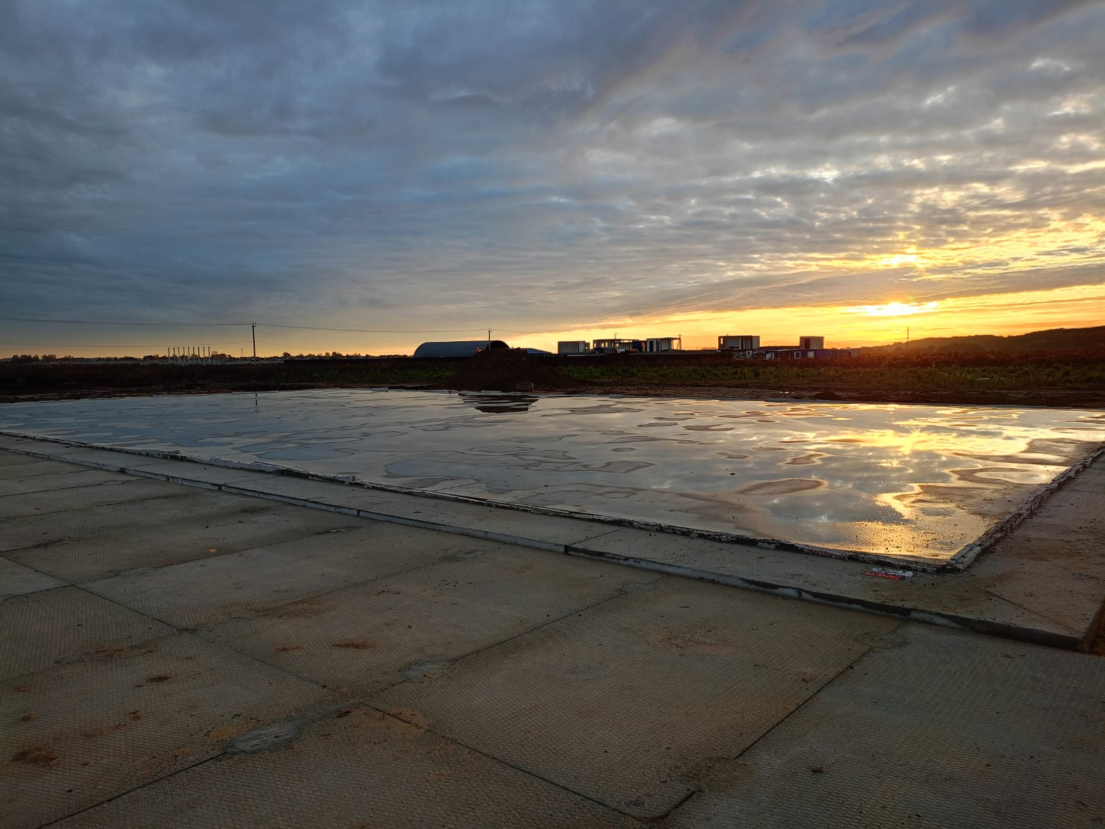 Заливка фундамента для самонесущего склада