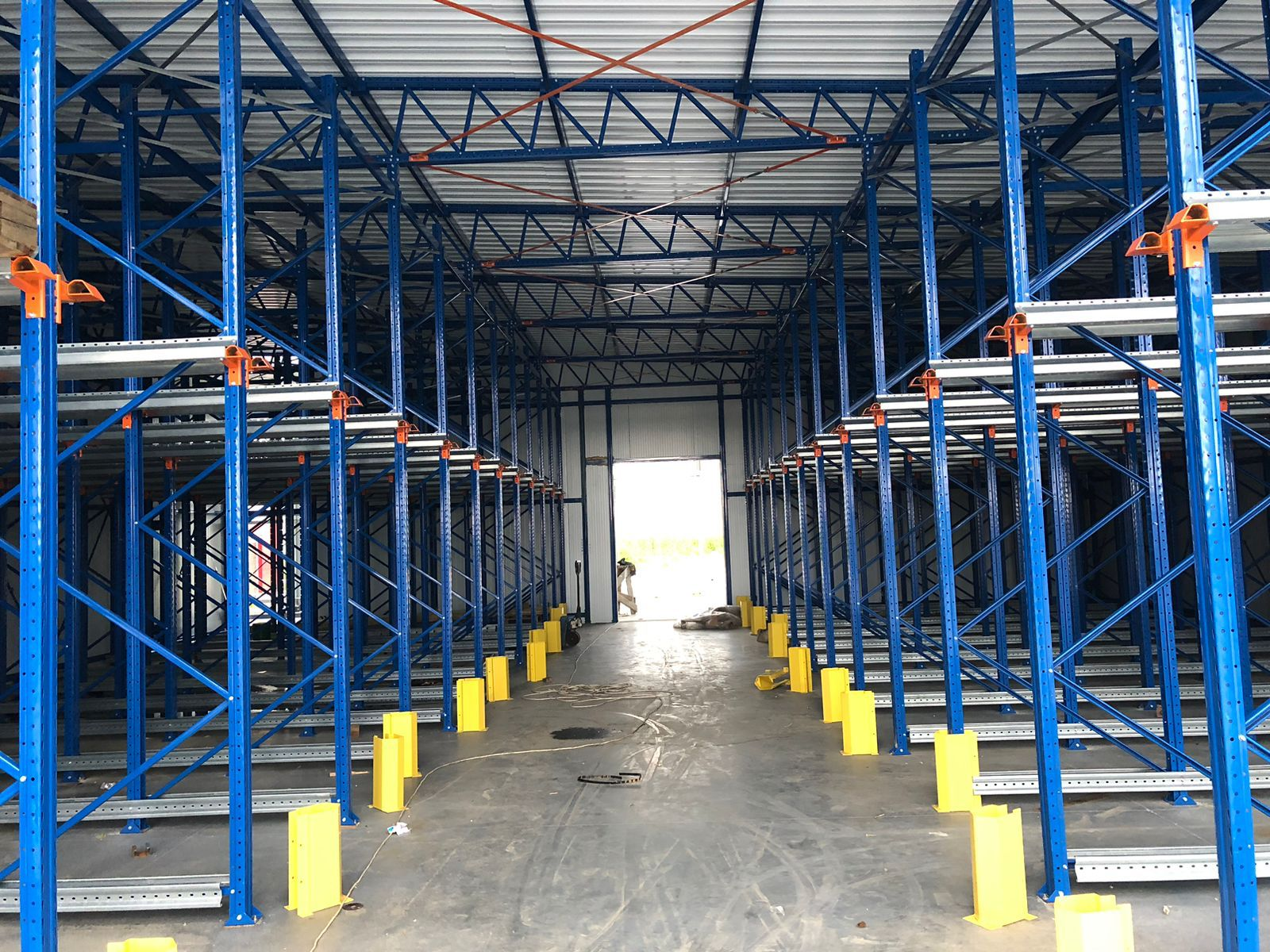 Устройство зоны хранения на набивных стеллажах в самонесущем складе