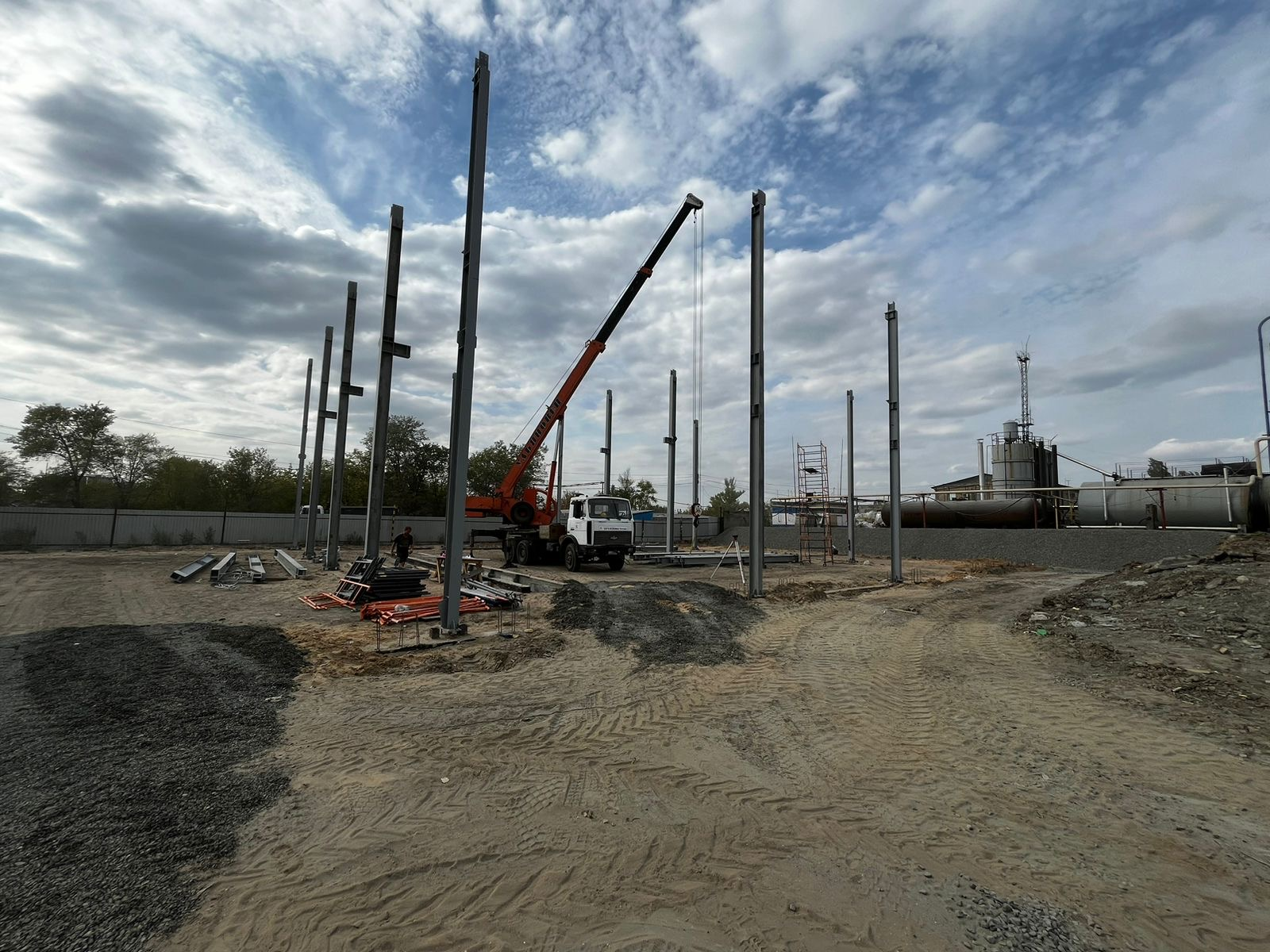 Установка опорных колонн на склад из ЛСТК