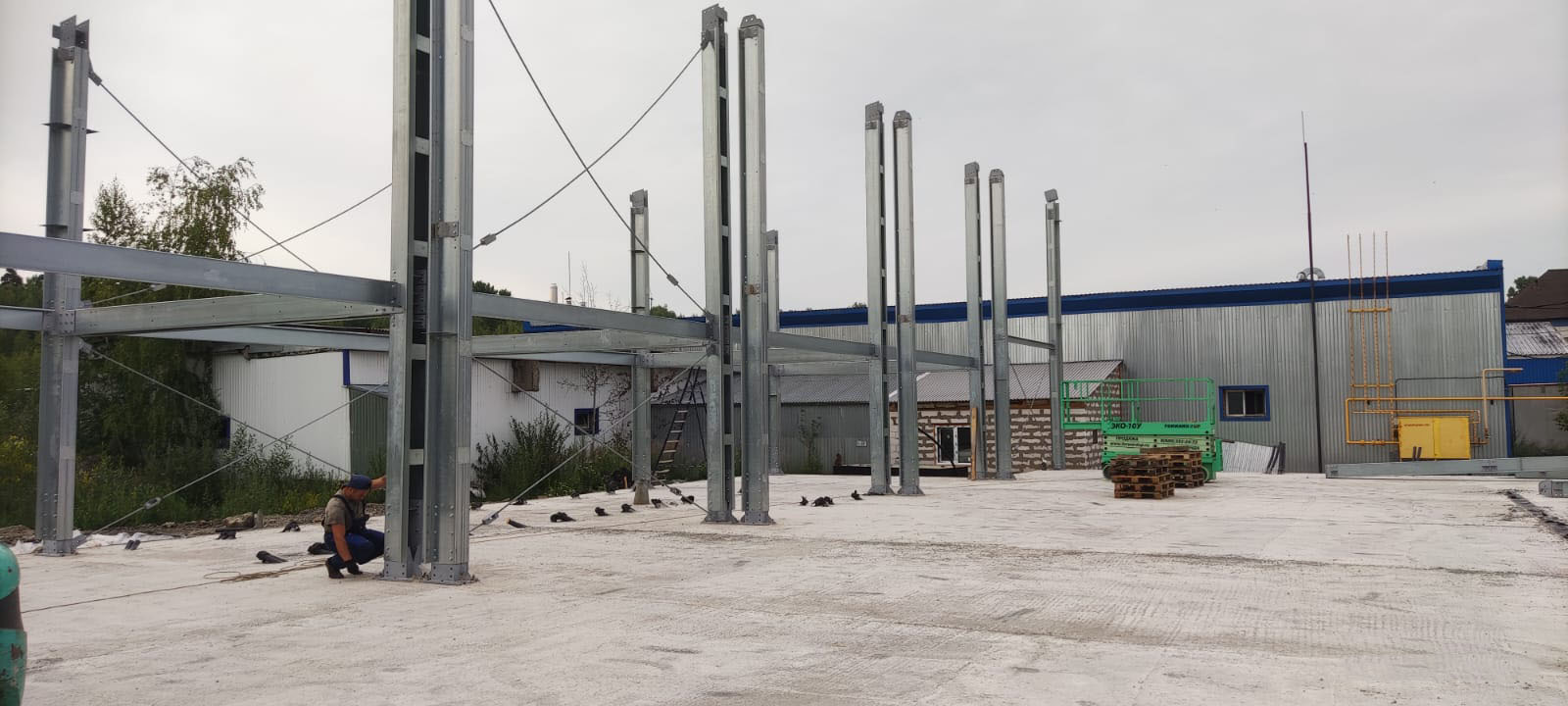 Выполнение работ по монтажу каркаса ангара из ЛСТК