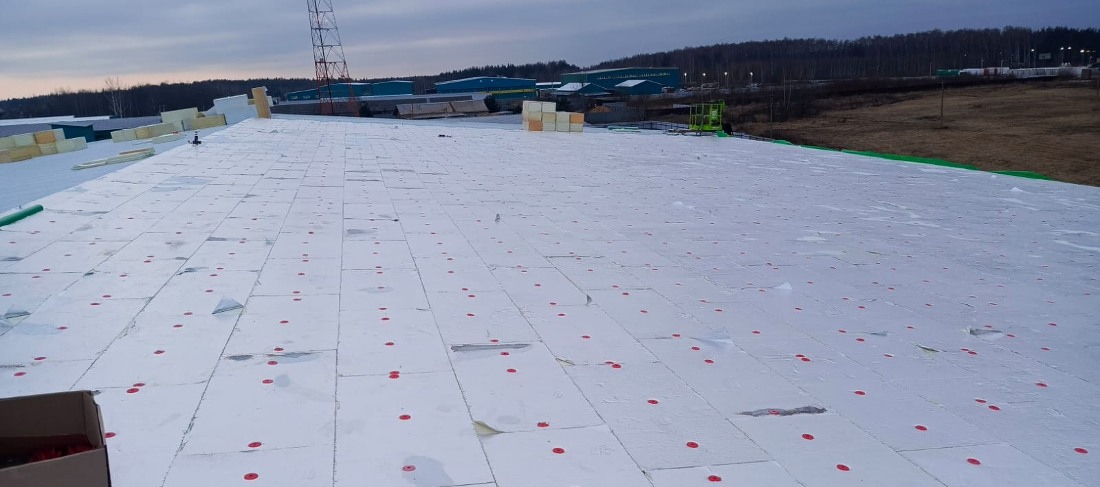 Монтаж наборной кровли на самонесущем складе