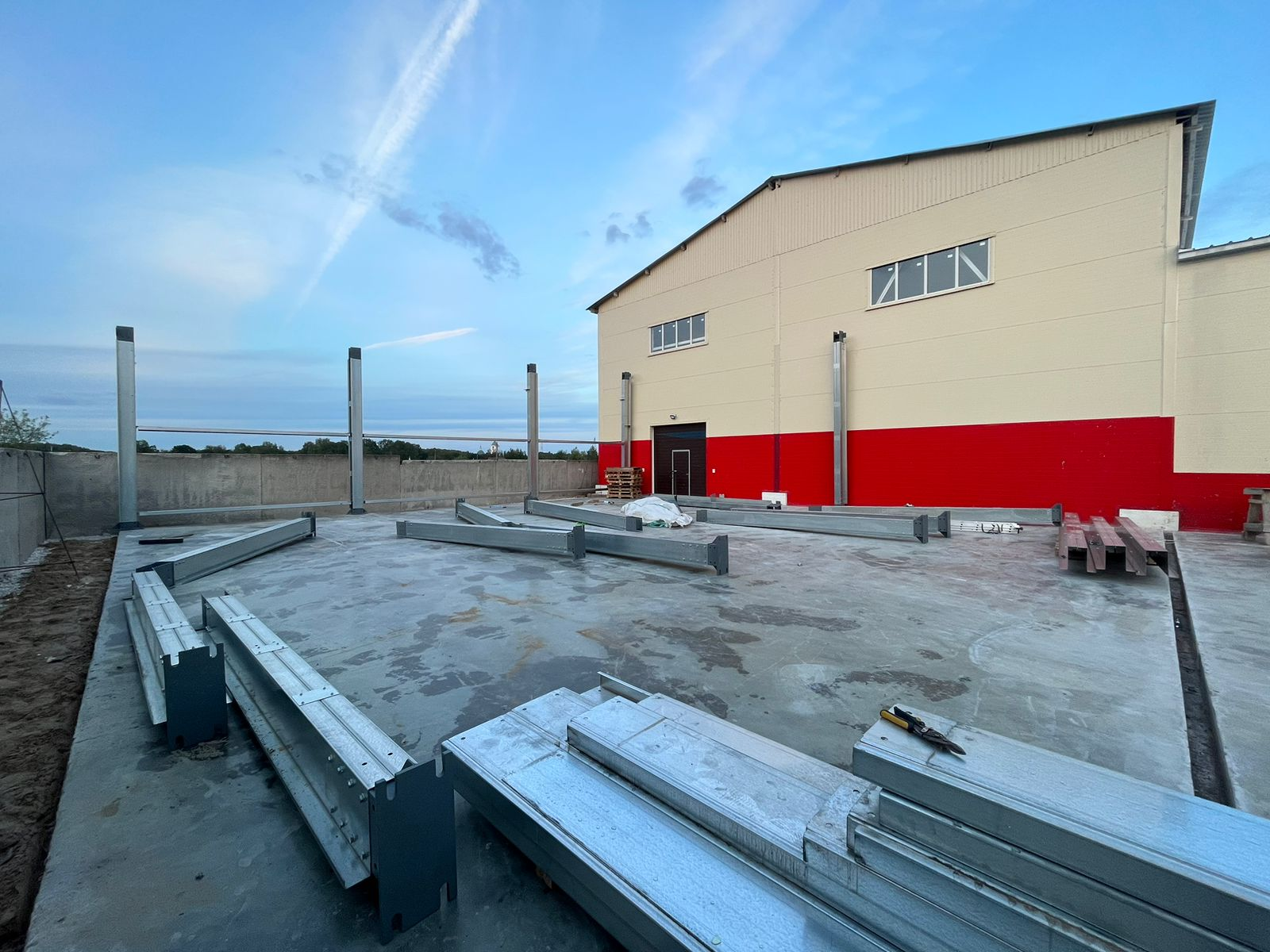 Монтаж опорных колонн для склада из ЛСТК