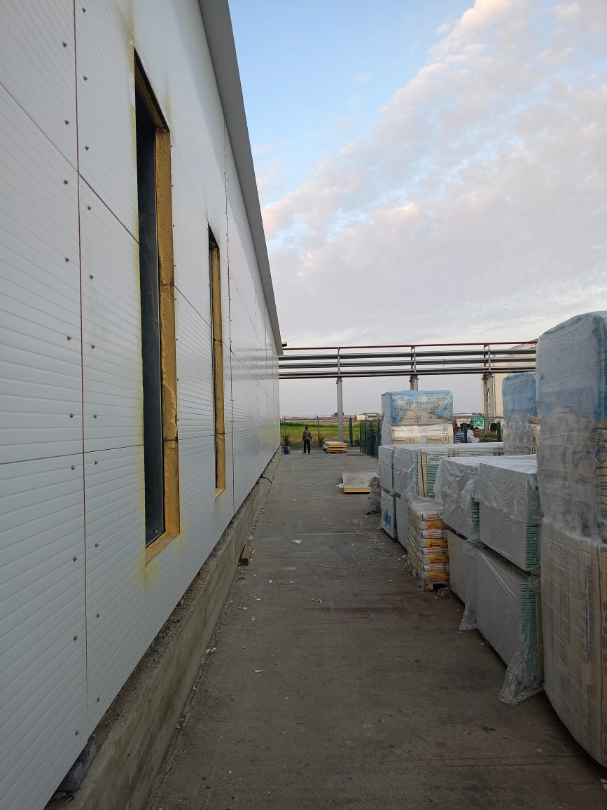 Устройство дверных и оконных проёмов при установке сэндвич-панелей