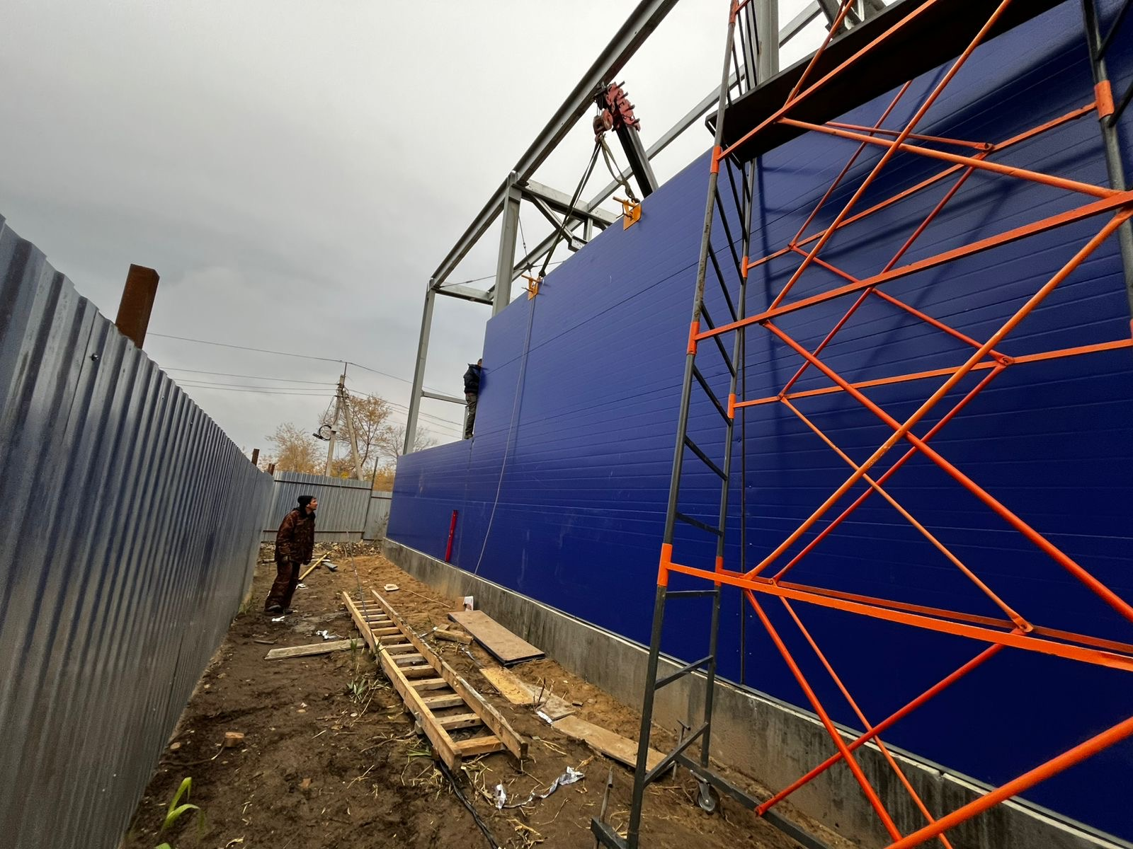 Монтаж сэндвич-панелей на ЛСТК склад
