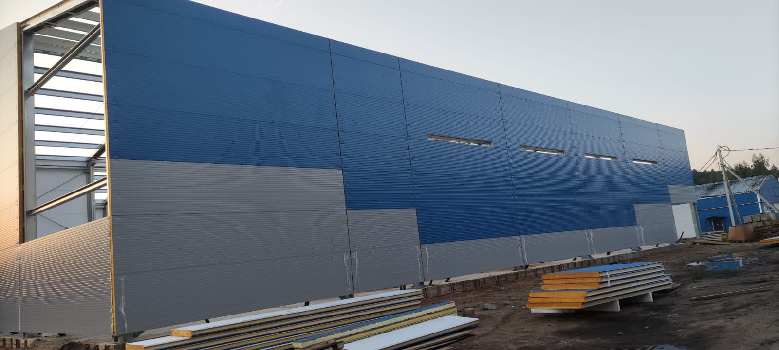 Монтаж сэндвич-панелей на ангар