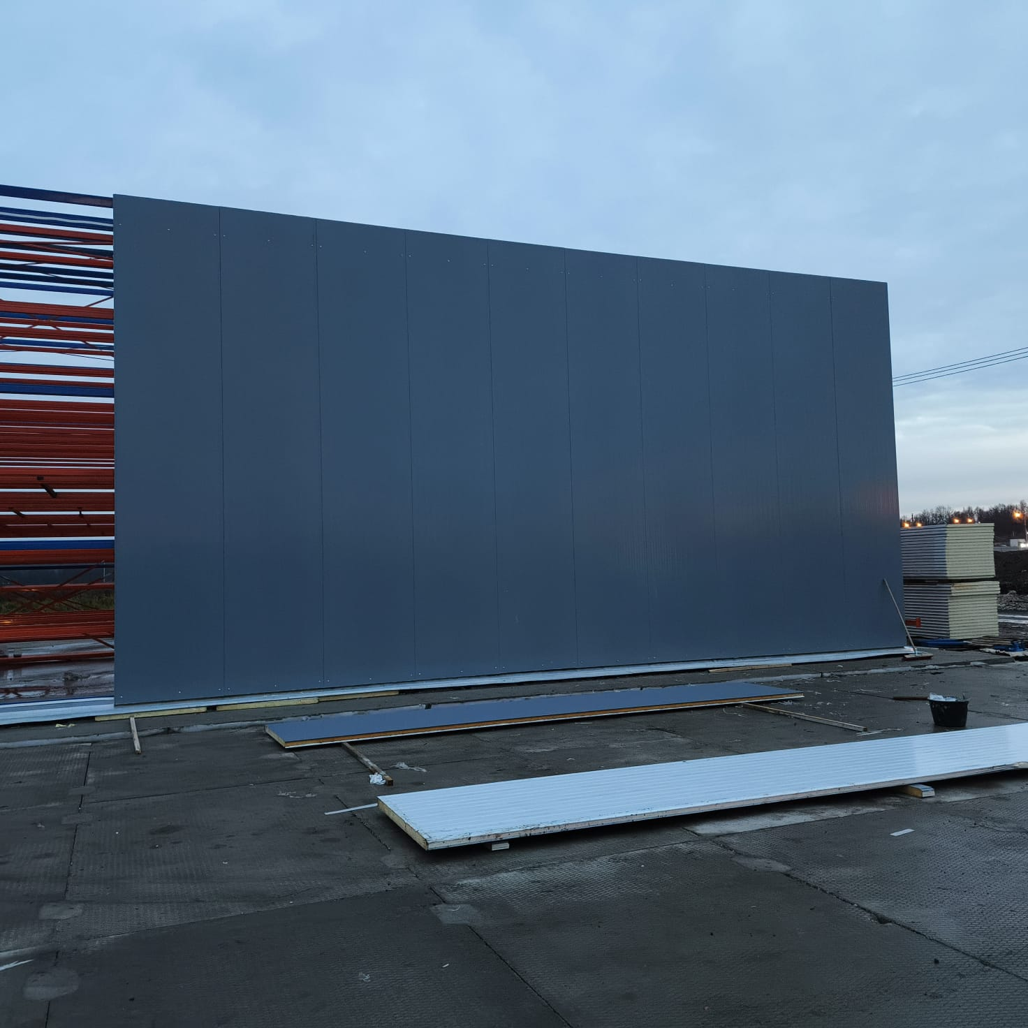 Монтаж сэндвич-панелей на быстровозводимый склад