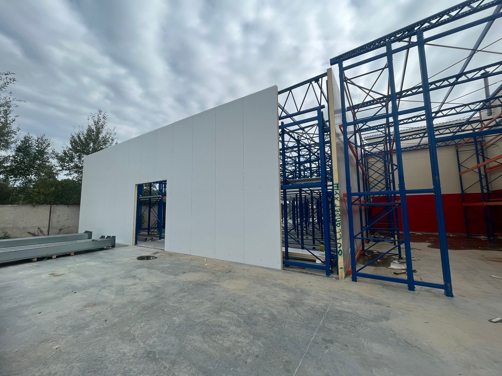 Монтаж сэндвич-панелей на снс склад