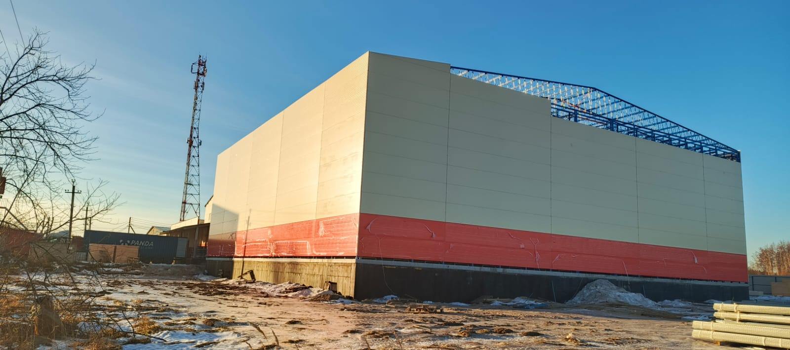 Установка сэндвич-панелей на склад