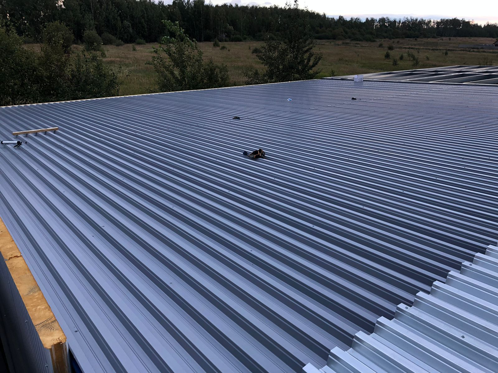 Монтаж кровельного профлиста на снс склад