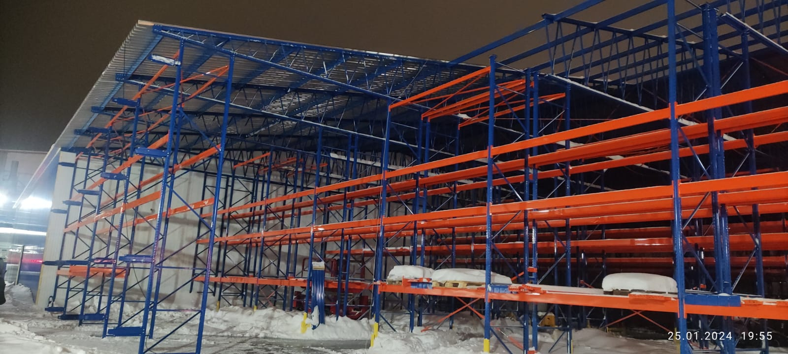 Монтаж обшивки для самонесущего склада