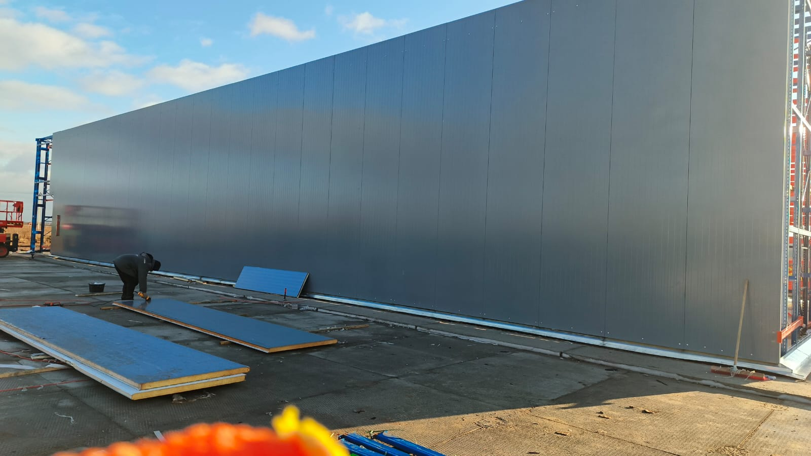 Обшивка сэндвичем быстровозводимого самонесущего склада