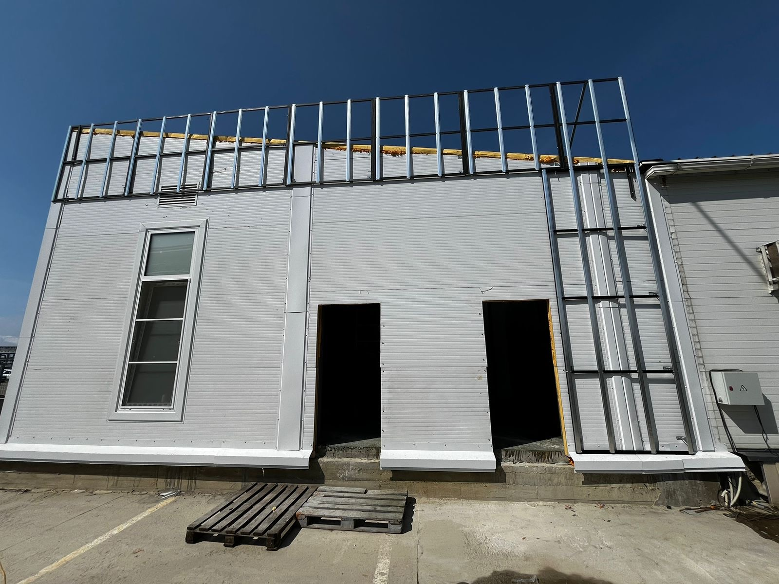 Устройство фасада ангара из ЛСТК