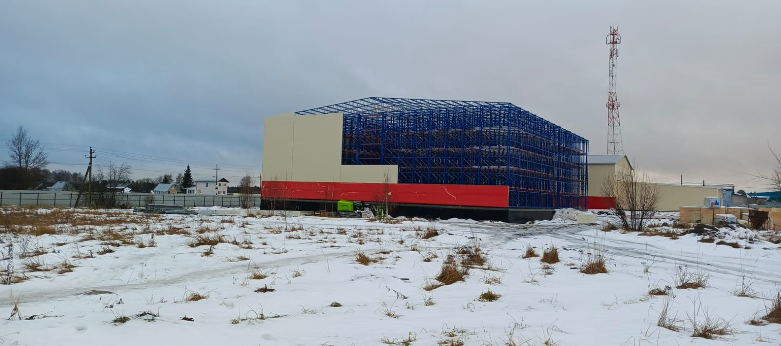 Самонесущий склад на глубинных стеллажах