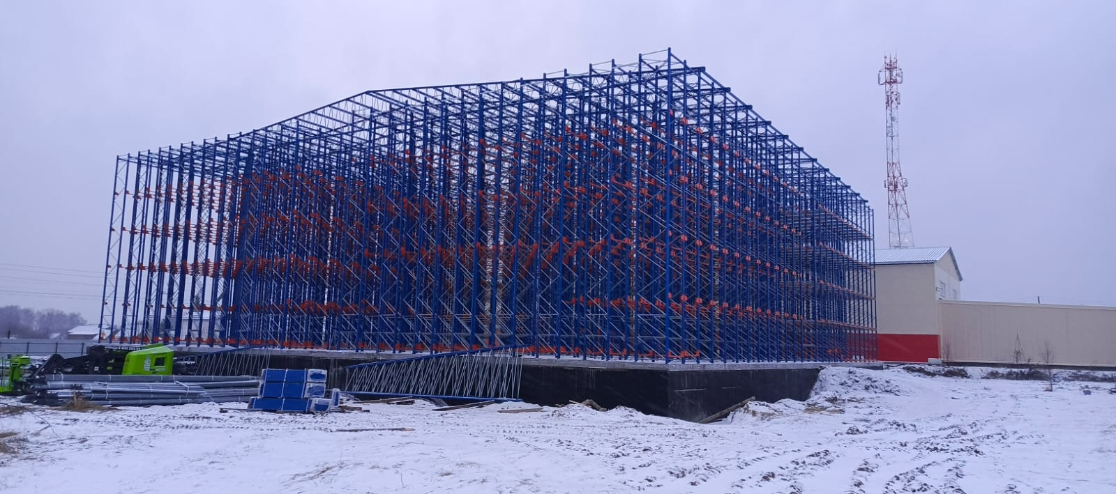 Сборка каркаса самонесущего склада на радиошаттлах