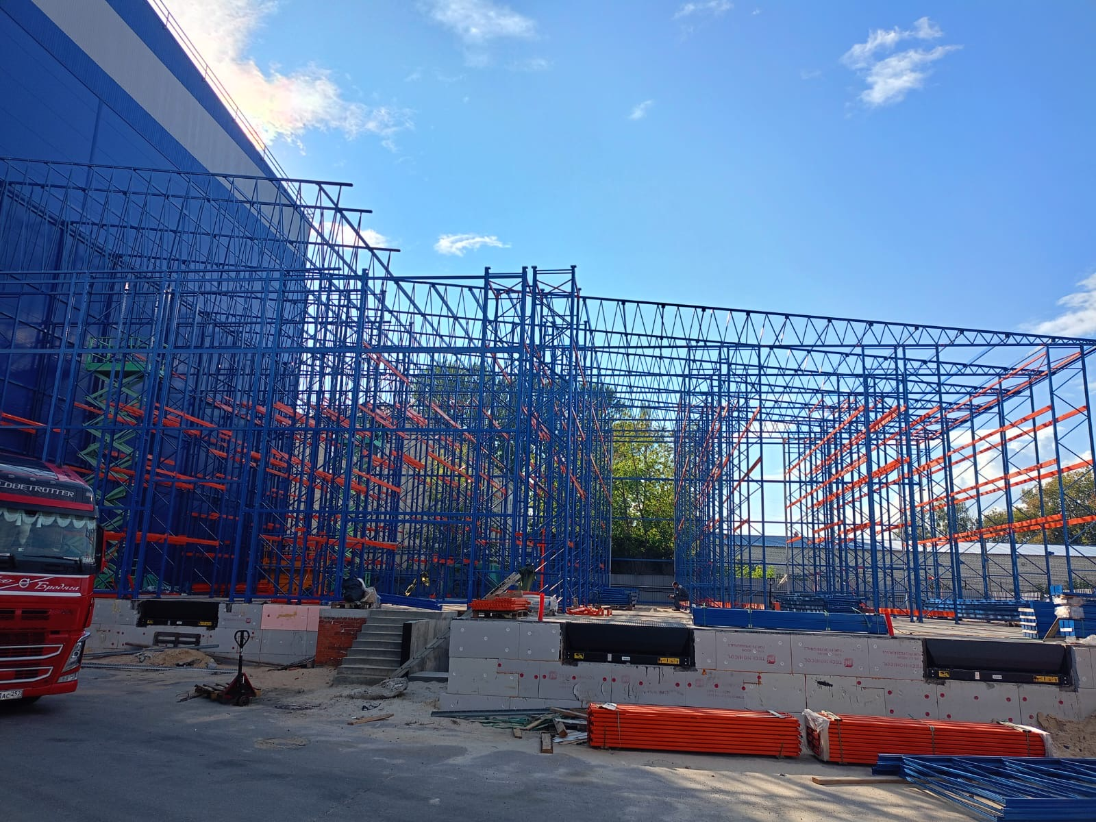 Самонесущий склад на фронтальных стеллажах в Нижнем Новгороде, строительство.