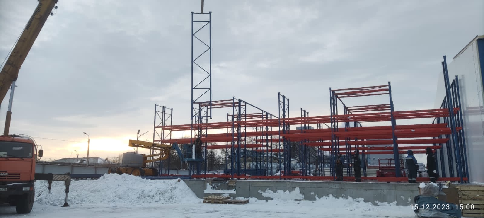 Монтаж самонесущего склада комбинированного типа