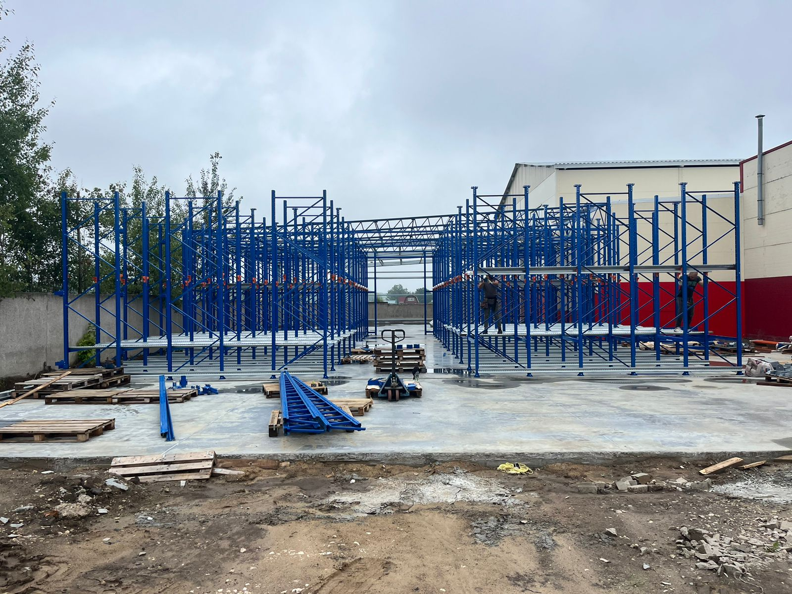 Монтаж зоны хранения на глубинных стеллажах