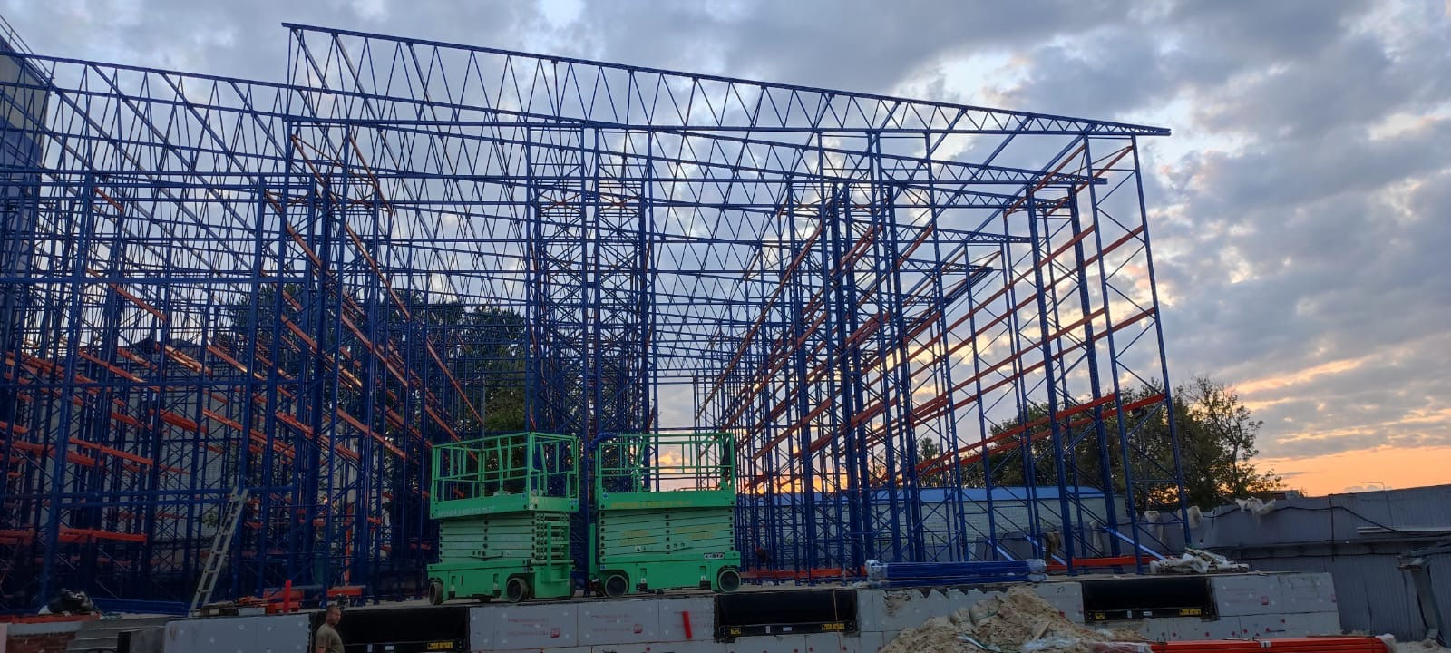 Установка кровельных ферм на снс склад