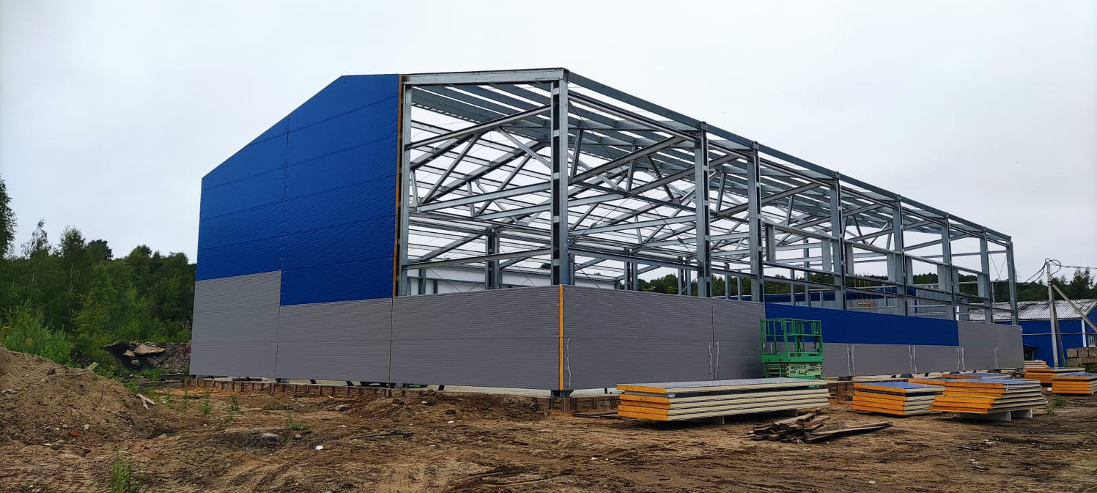 Установка сэндвич-панелей на ангар из ЛСТК