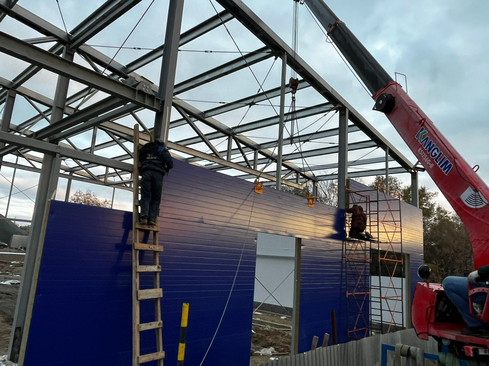 Установка сэндвич-панелей на склад из ЛСТК