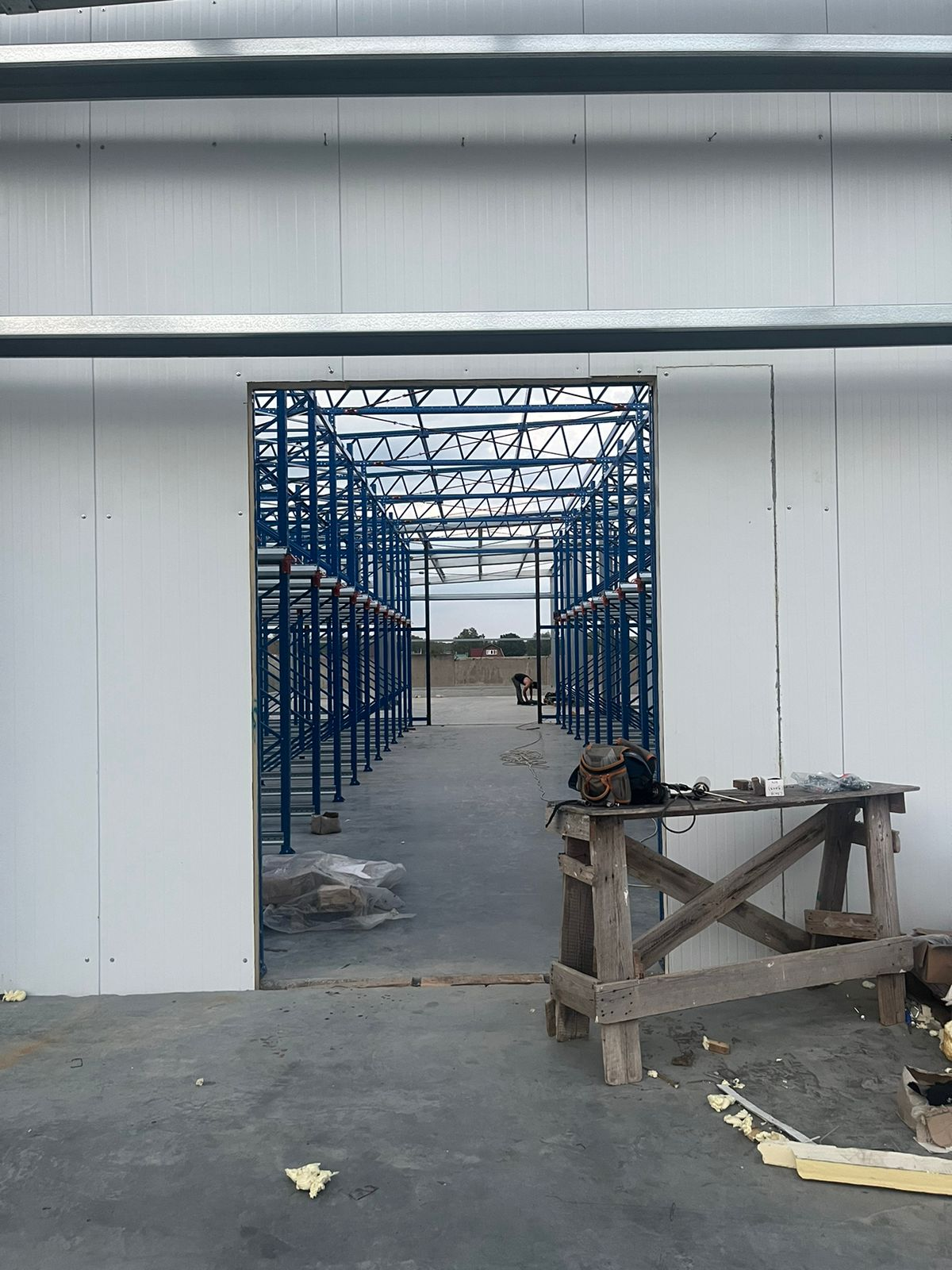 Устройство дверного проёма в самонесущем складе