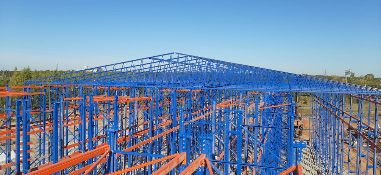 Установка кровельных ферм на самонесущий склад