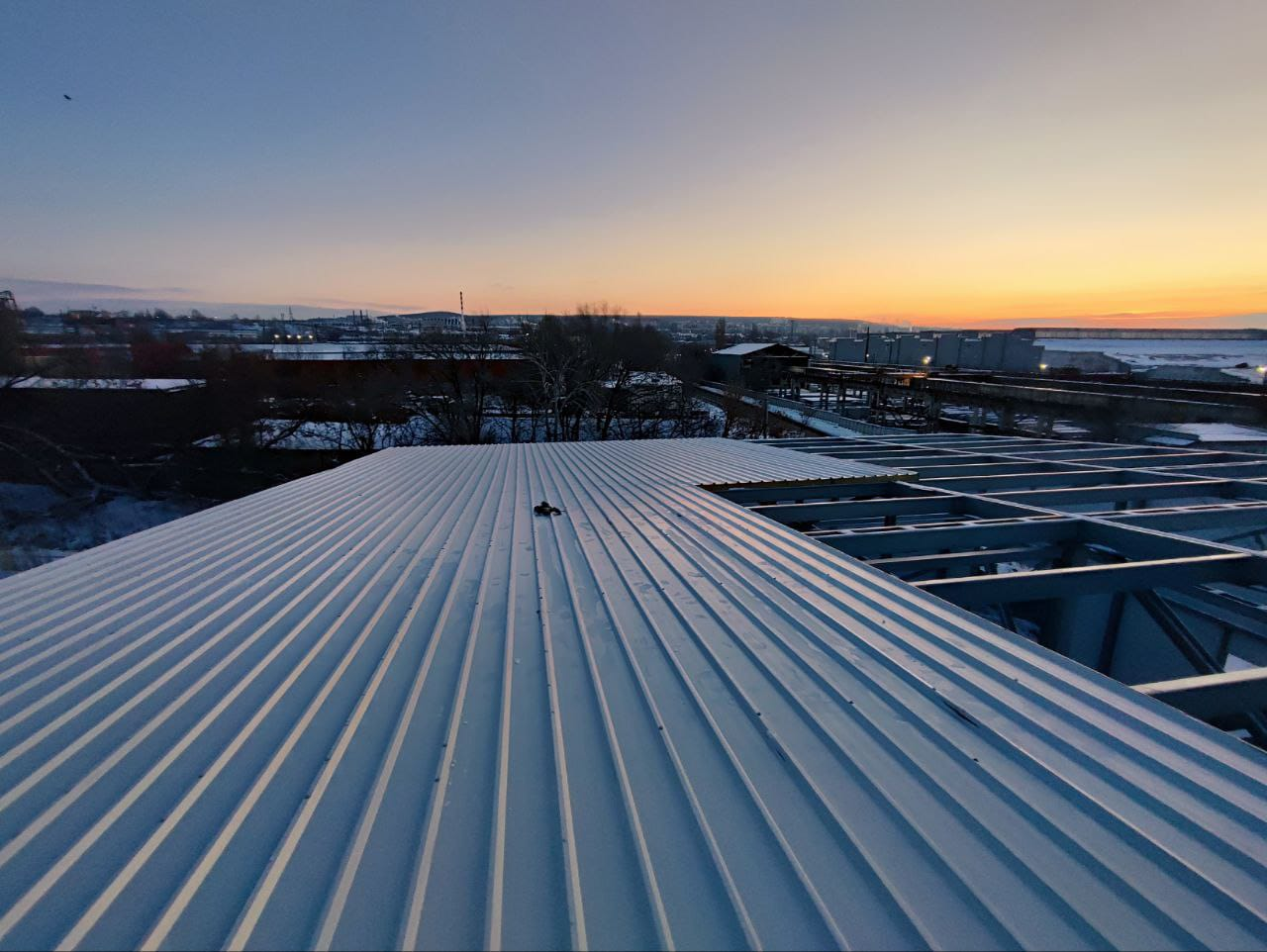 Кровельная система для склада из сэндвич-панелей