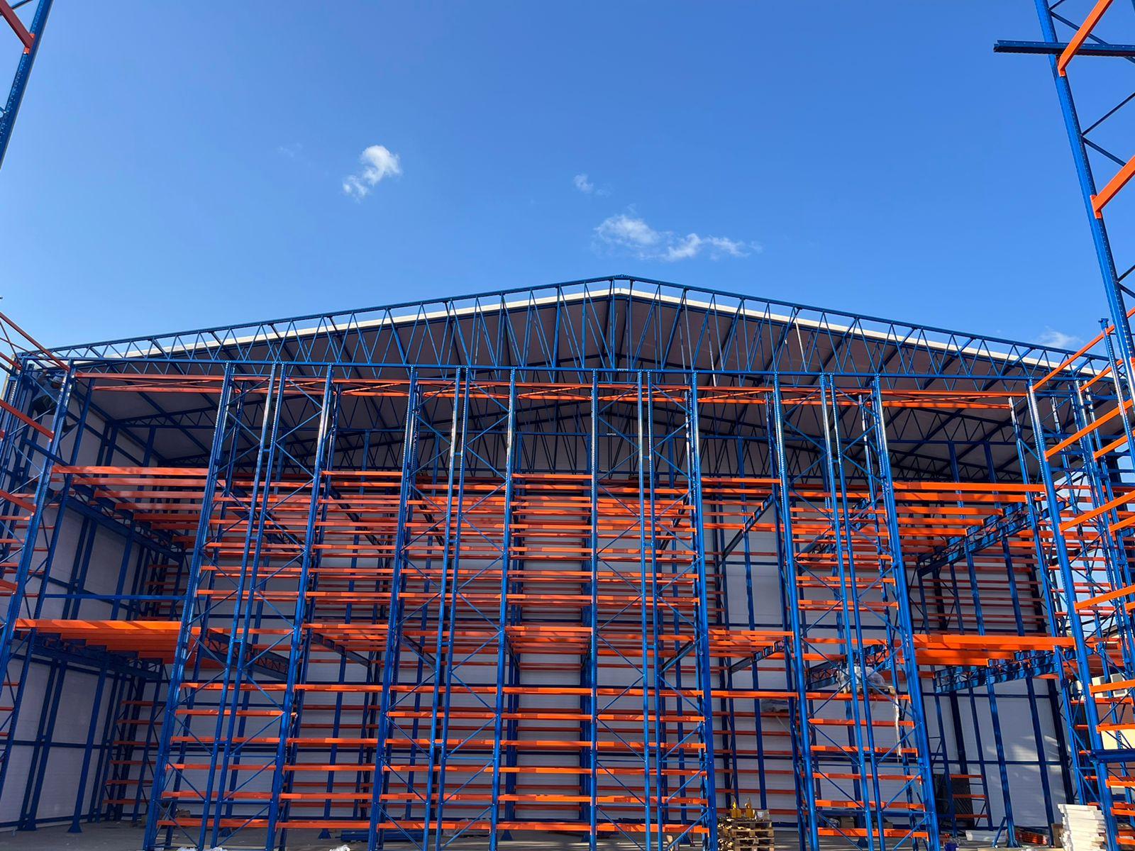 Самонесущий склад на фронтальных стеллажах