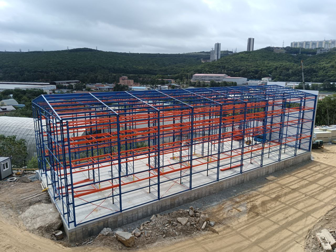 Сборка и монтаж каркаса самонесущего склада во Владивостоке.