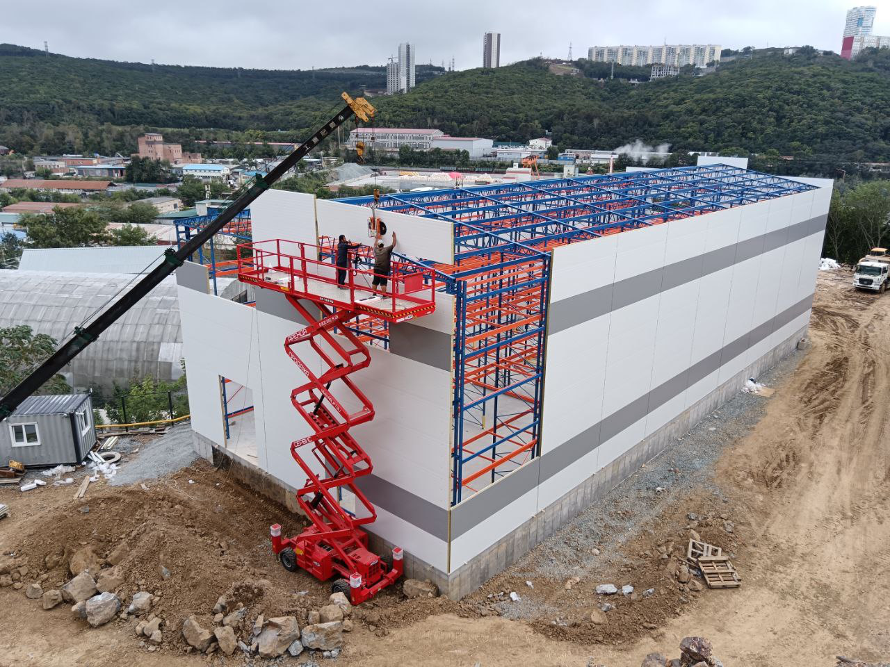 Обшивка самонесущего склада сэндвич-панелями.