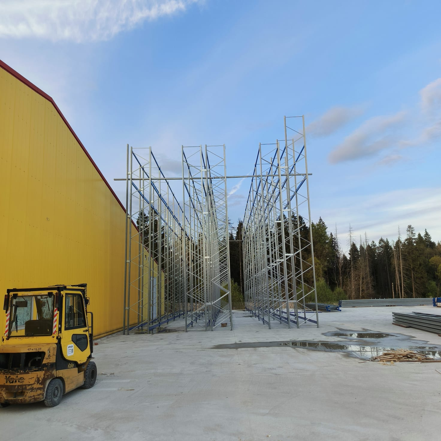 Монтаж несущих элементов самонесущего склада